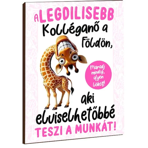 Vicces Feliratos Hűtőmágnes – A legdilisebb kolléganő – Munkahelyi Ajándék Női Kollégáknak – 13×18 cm – Fa–műanyag